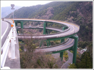ingenieria-en-la-red-kawazu-nanadaru-loop-bridge-01.jpg