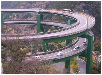 ingenieria-en-la-red-kawazu-nanadaru-loop-bridge-02.jpg