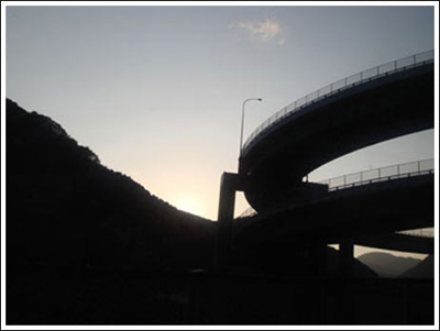 ingenieria-en-la-red-kawazu-nanadaru-loop-bridge-13.jpg